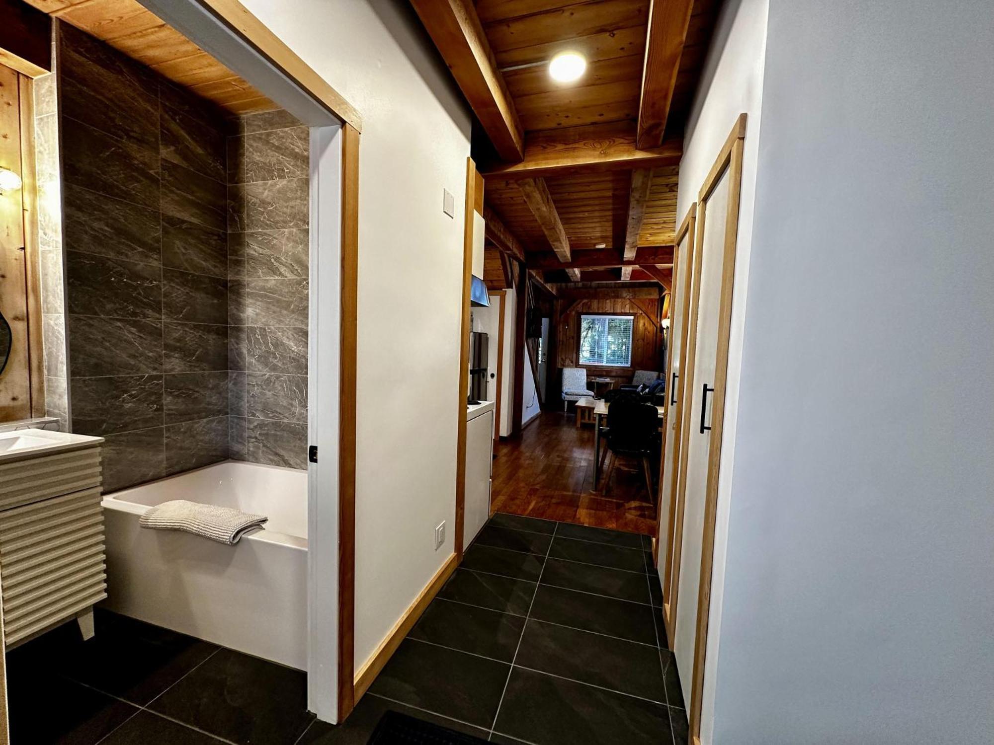 Waterfront Timber Frame Cottage! Ucluelet Exteriér fotografie